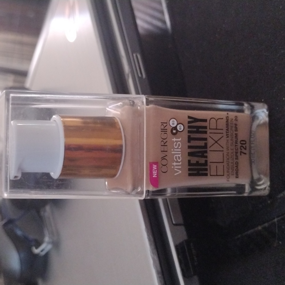 Covergirl Vitalist Healthy Elixir Foundation 720